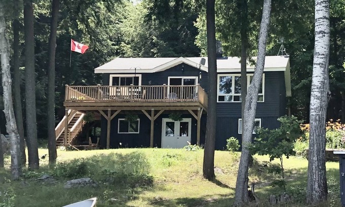 Hastings Highlands Cottage | Enjoy an escape in an all season cottage on Lake Kamaniskeg in Barry's Bay