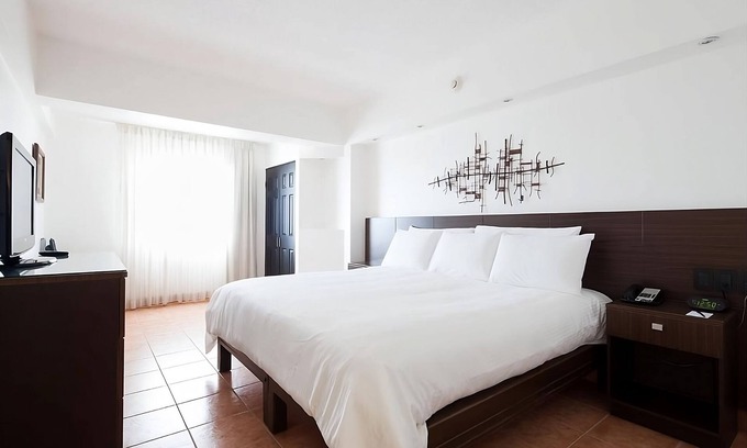 San Jose Hotel | Enjoy Bird-Watching at Parque España! Spacious Unit, Pet-friendly & FREE Parking