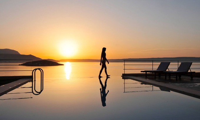 Plaka Villa | Enjoy breathtaking sunsets from the best infinity pool!