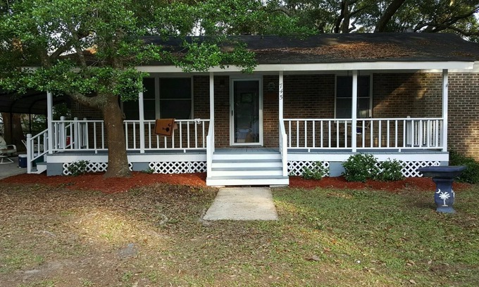 Old Village House | Enjoy Charlestons History & Carolina Sun - 3BR 2 BATH Old Mt. Pleasant