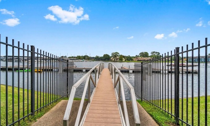 Walden on Lake Conroe Condo | Enjoy Lake Conroe 2/2 Waterfront Condo-Country Club Amenities