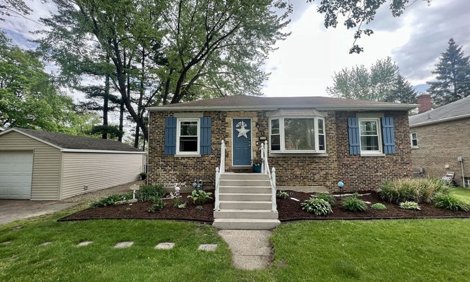 Stevensville House | Enjoy Lake Michigan beaches and beautiful wine country