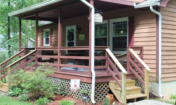Mineral Cottage | Enjoy lazy lake days in this cozy cottage at Lake Anna