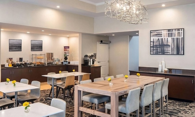 Brentwood Apartment | Enjoy Nashville With Your Family, Full Kitchen, Free Breakfast & Pool!