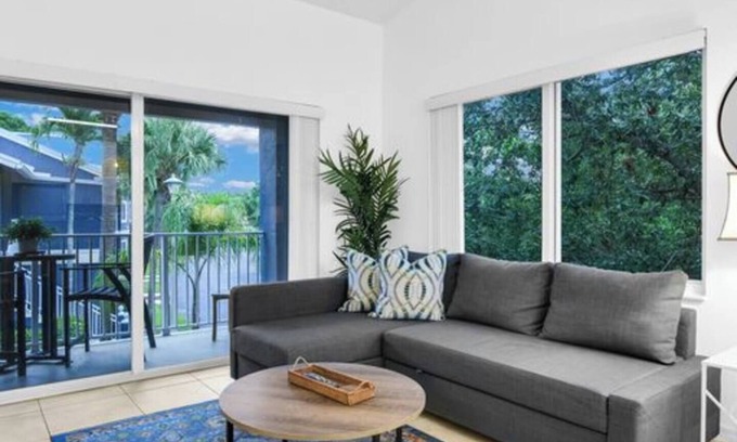 Boca Raton Apartment | Enjoy our corner 2 bedroom, 2 bath top floor apartment in West Boca Raton
