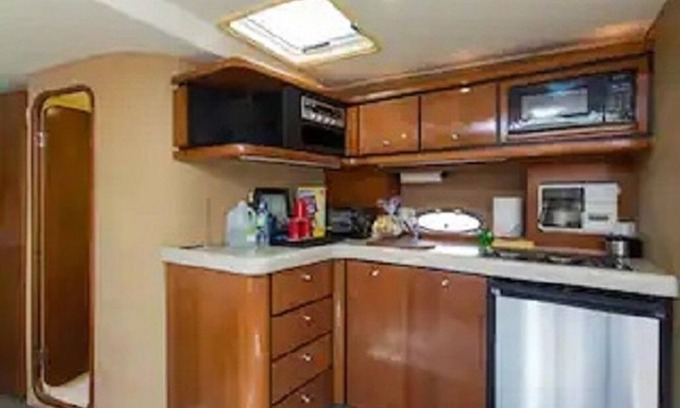 Riverside Park Boat Rental | Enjoy relaxing stay on beautiful air conditioned 40' yacht.