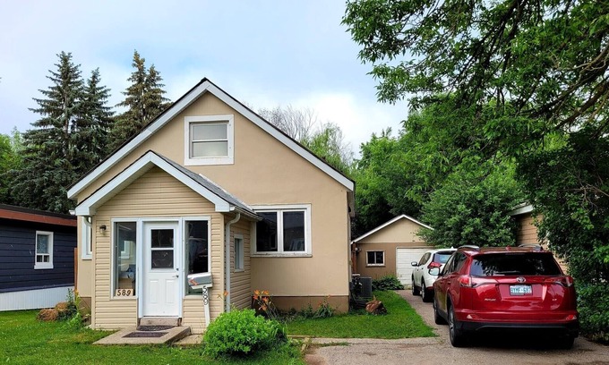 Orillia House | Enjoy spring ๐ธ๐บ๐ผ๐ฑ at Lake Simcoe -FULL house
