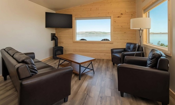 Boardman Hotel | Enjoy Stunning Views Of the Columbia River! Parking, Outdoor Pool and Breakfast