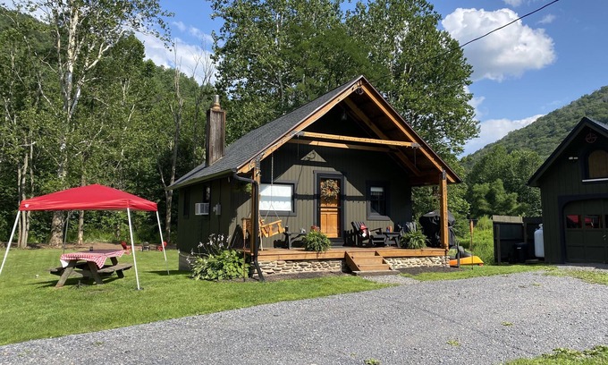 Antes Fort Cottage | Enjoy the mountains, fishing, a camp fire and much more!