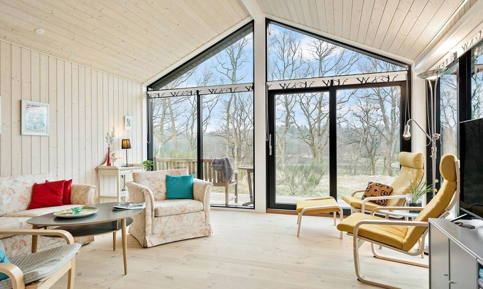Krejbjerg House | Enjoy the peace and quiet and the lake view in this charming holiday home in an idyllic location.