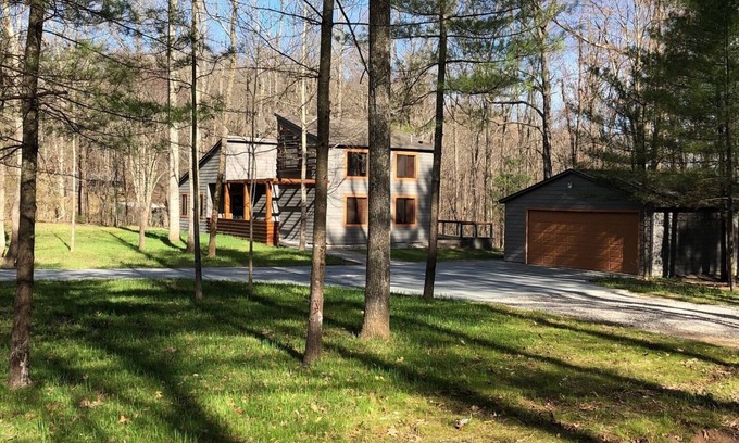 Helmsburg House | Enjoy the peace & quiet of beautiful Nashville, Indiana.