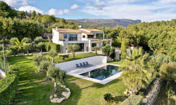 Chateauneuf-Grasse Villa | Enjoy the Riviera from a luxury villa with sea view, pool and relaxing gardens