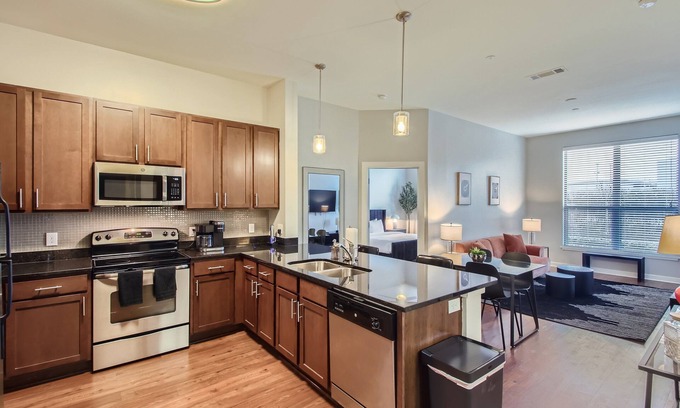 The Gulch Apartment | Enjoy the sounds of the City and Live Music - Downtown