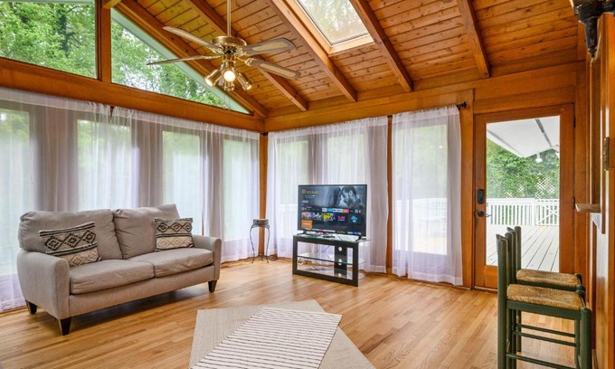 Marietta House | Enjoy This Roomy Cabin Style 5BR With A Pool Table