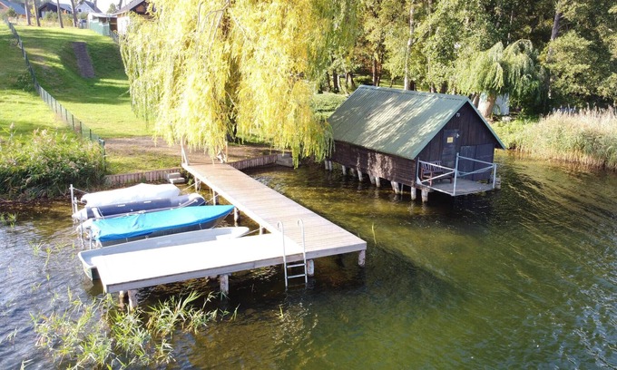 Wustrow Apartment | Enjoy your holiday at Lake Plätlinsee in this modern and charming holiday apartment.