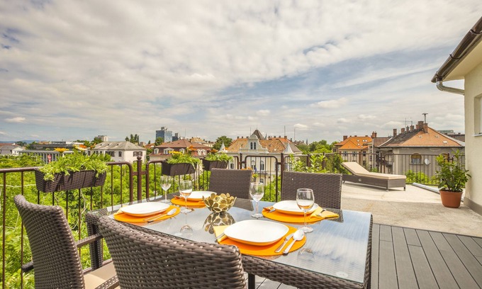 Istvanmezo Apartment | Enjoy your private terrace near City Park!