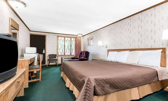 Summitt Hotel | Enjoy Your Stay at Knights Inn Ashland! Pool, Picnic Area, Parking, WiFi