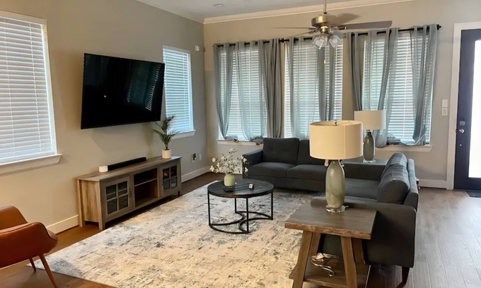 Washington Ave./ Memorial Park House | Enjoyable 2-bedroom house with AC in vibrant Houston