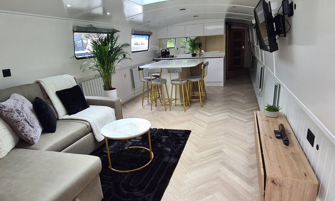 Liverpool Boat Rental | Enjoyable boat Selena Aqua Retreat with WiFi in charming Liverpool Albert Docks
