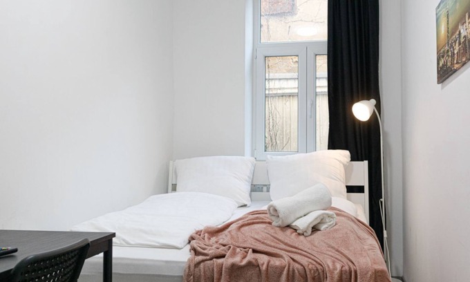 Simmering Apartment | Enkplatz U3 Getaway: Affordable 5-BR Apartment