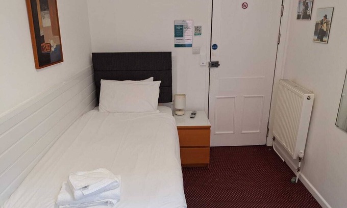 Gloucester House | Ensuite single room