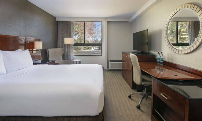 Executive Park Apartment | Ensuring a Very Comfortable & Memorable Stay! Pets Are Welcome, Parking, Pools!