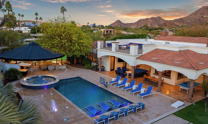 Paradise Valley House | Entertainer’s Paradise -7BR Estate w/Pool, Splash Pad, Casita & Rooftop Firepit