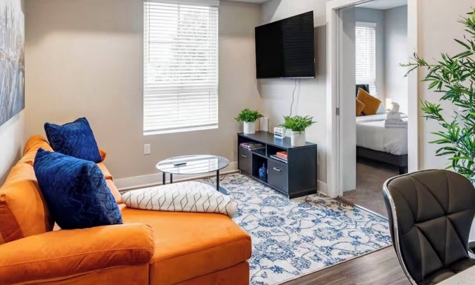 Weinland Park Apartment | Entire 2-bedroom apartment with WiFi, AC in cool Columbus