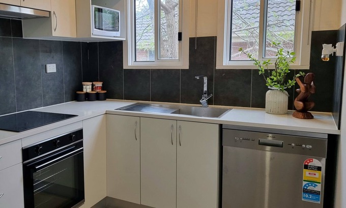 Doveton House | Entire 3 bedroom Doveton home, close to Dandenong Plaza