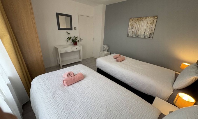 The Westside House | Entire 4 beds, 2 baths & 3 mins walking to ICC Five ways and Broad street