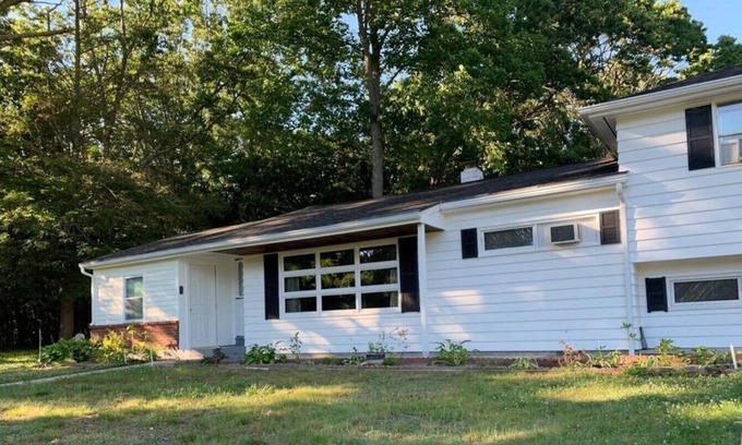 Preston House | Entire 6 bedroom house 2 mi to Foxwoods, sleeps 12