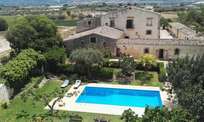 Chiaramonte Gulfi House | Entire and Magnificent Ancient Sicilian Villa with farmers' and Baron's houses