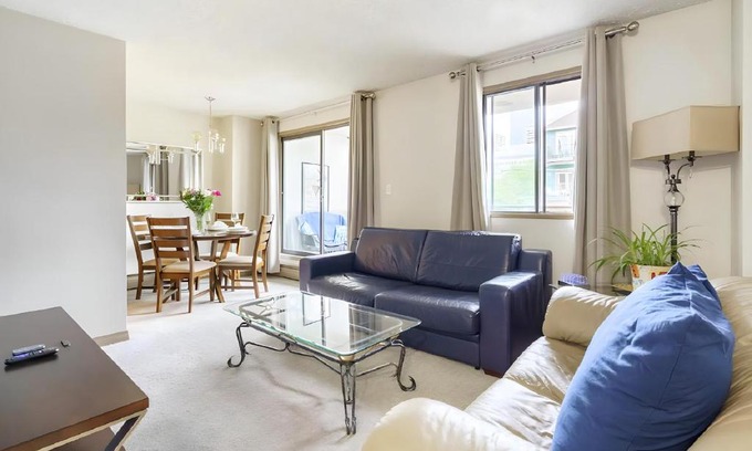 Beltline Apartment | Entire Condo Downtown, walk to BMO & Stampede, UG Parking, 1,5 hrs to Banff