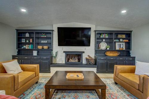 Norman House | Entire Cozy Getaway with Pool