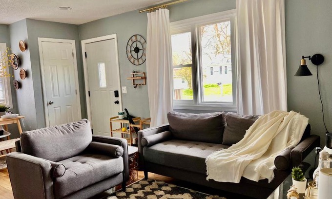 Eastwood House | Entire Cute Boho Home Near Hospital, Expo Center, Free Parking