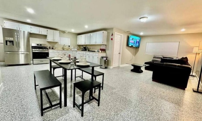 Paradise House | Entire home in Las Vegas 10 min to Fremont 15 Strip