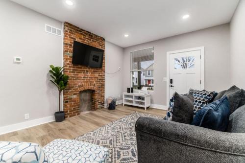 Livingston Park House | Entire Home Private Parking Fenced Yard