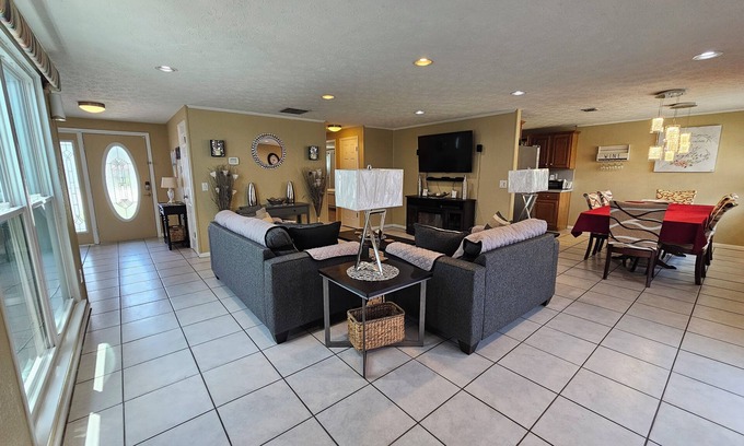 Sunbeam House | ENTIRE HOUSE 3/2 GREAT FOR FAMILY n