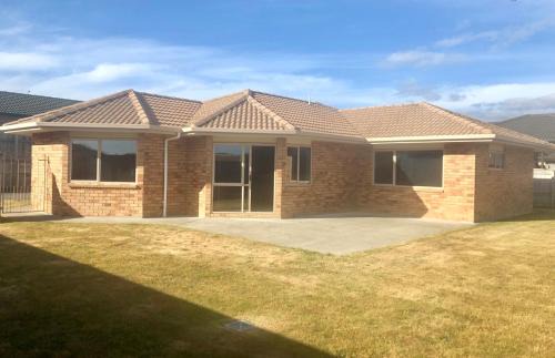 Upper Hutt House | Entire House!3Bedroom,2 Bathroom, Fully FencedYard