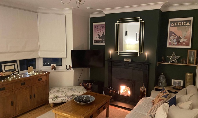Cheltenham House | Entire house short walk to Cheltenham Racecourse and Town Centre.