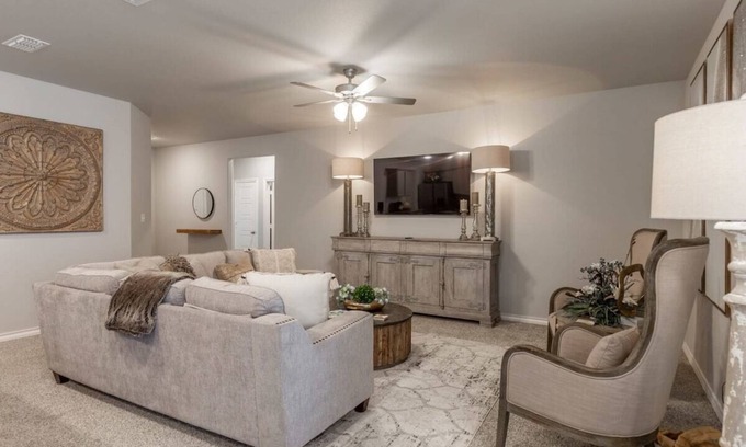 Lubbock House | Entire House~ Spacious~ Prime Location~ Backyard