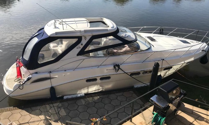 Runnymede Boat Rental | ENTIRE LUXURY MOTOR YACHT 70sqm - Oyster Fund - 2 double bedrooms both en-suite - HEATING sleeps up to 4 people - moored on our Private Island - Legoland 8min WINDSOR THORPE PARK 8min ASCOT RACES Heathrow WENTWORTH LONDON Lapland UK Royal Holloway