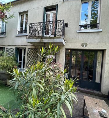 Vignerons House | Entire Parisian garden house, Vincennes
