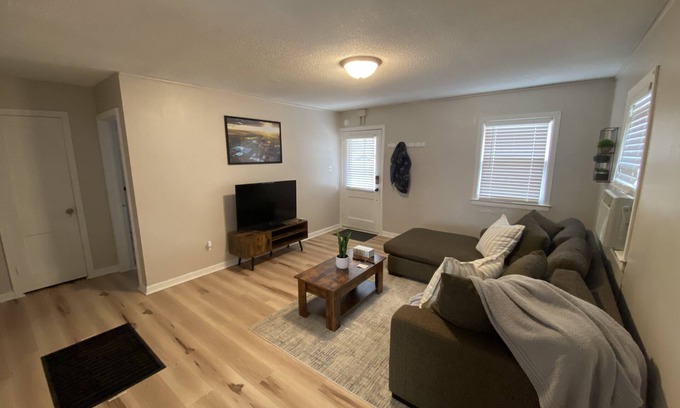 Maryville House | Entire residential home-walking distance to NWMSU