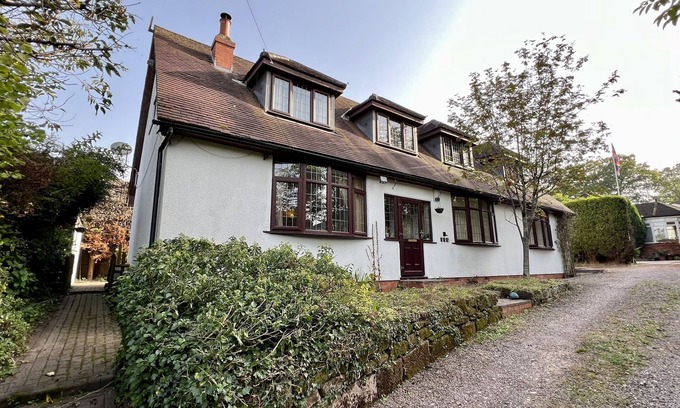 Bromsgrove House | Entire, spacious dormer bungalow retreat.