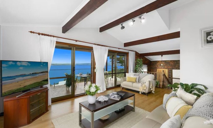 Lake Heights House | Entire spectacular lake and ocean view holiday house