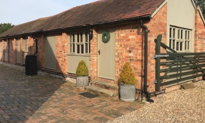 Hanmer Cottage | Entire stable block in Warwickshire countryside