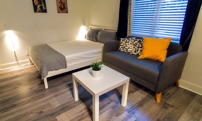 Downtown Toronto Apartment | Entire Suite in DT Toronto. Close to College Station.
