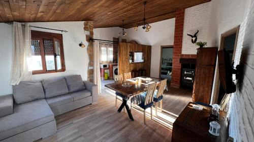 Campocamara House | ENTRESIERRAS Apartamentos rurales con chimenea, barbacoa y espacio para eventos