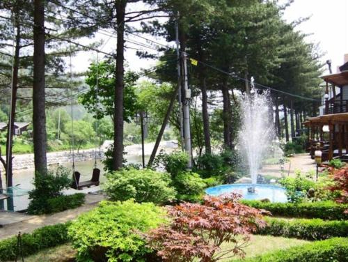 Heungjeonggyegok House | Eoullim Pension Starlight Yard